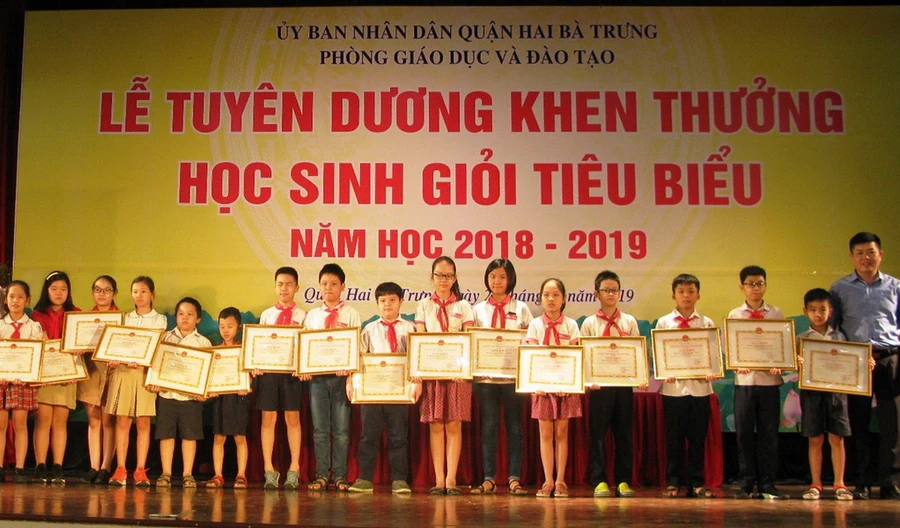 Ngành GD-ĐT quận Hai Bà Trưng khen thưởng học sinh giỏi tiêu biểu