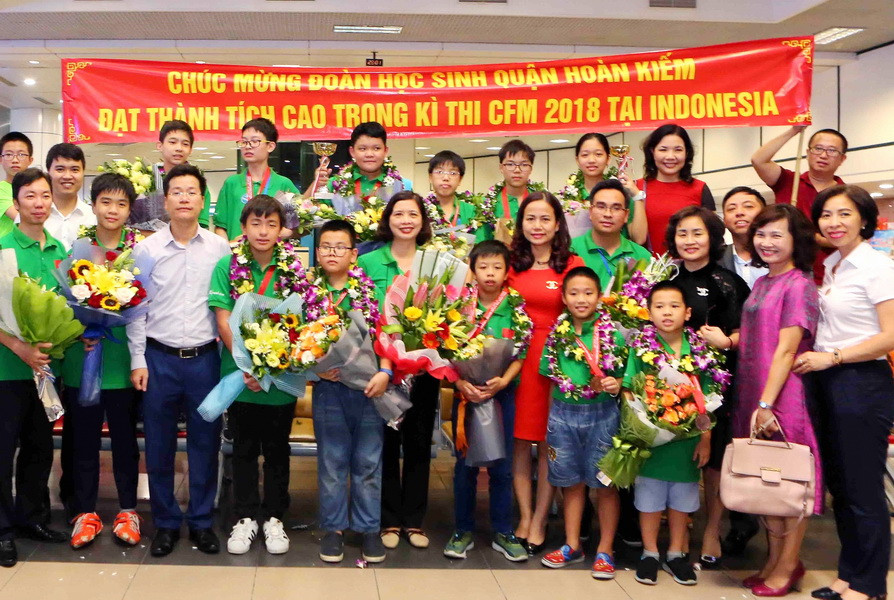 Đoàn học sinh quận Hoàn Kiếm với học sinh các trường tiểu học Trưng Vương, Trần Quốc Toản, Nguyễn Du, Thăng Long đã đạt được nhiều huy chương tại kì thi CFM 2018