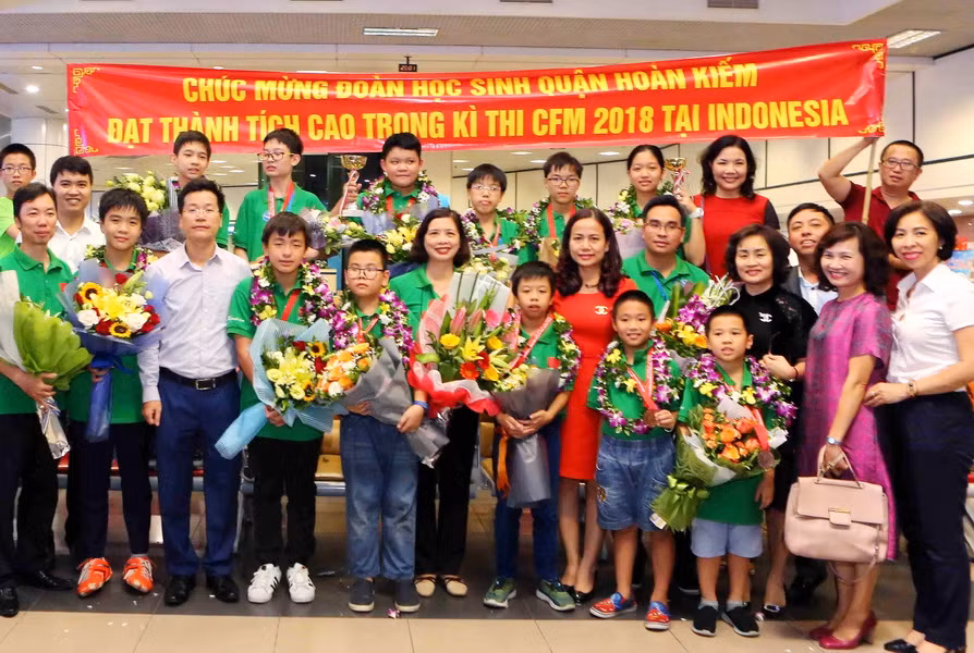 Đoàn học sinh quận Hoàn Kiếm với học sinh các trường tiểu học Trưng Vương, Trần Quốc Toản, Nguyễn Du, Thăng Long đã đạt được nhiều huy chương tại kì thi CFM 2018