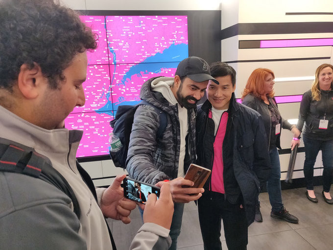 Người Mỹ xếp hàng mua smartphone Trung Quốc ảnh 2 Người Mỹ xếp hàng mua smartphone Trung Quốc