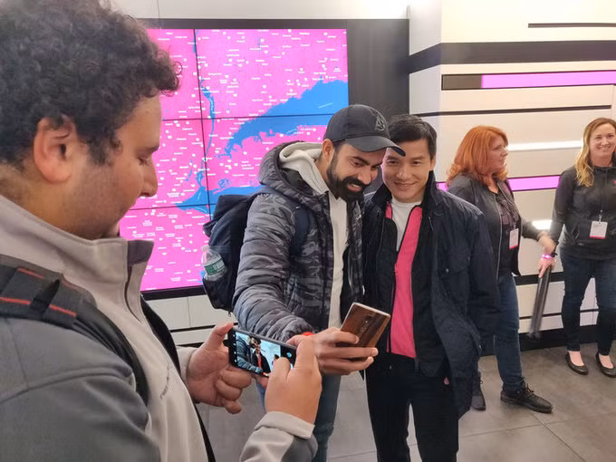 Người Mỹ xếp hàng mua smartphone Trung Quốc ảnh 2 Người Mỹ xếp hàng mua smartphone Trung Quốc