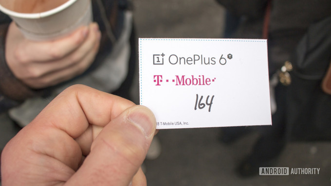 Người Mỹ xếp hàng mua smartphone Trung Quốc ảnh 1 Người Mỹ xếp hàng mua smartphone Trung Quốc