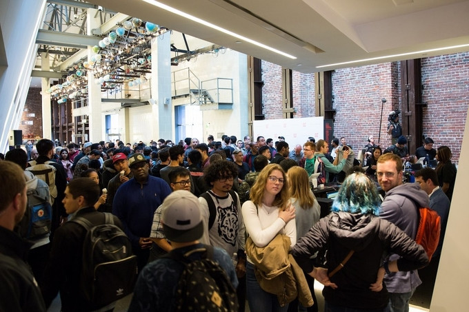 Người Mỹ xếp hàng mua smartphone Trung Quốc ảnh 5 Người Mỹ xếp hàng mua smartphone Trung Quốc ảnh 5