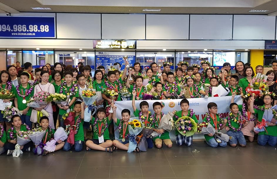 Các học sinh được chào đón tại sân bay Nội Bài