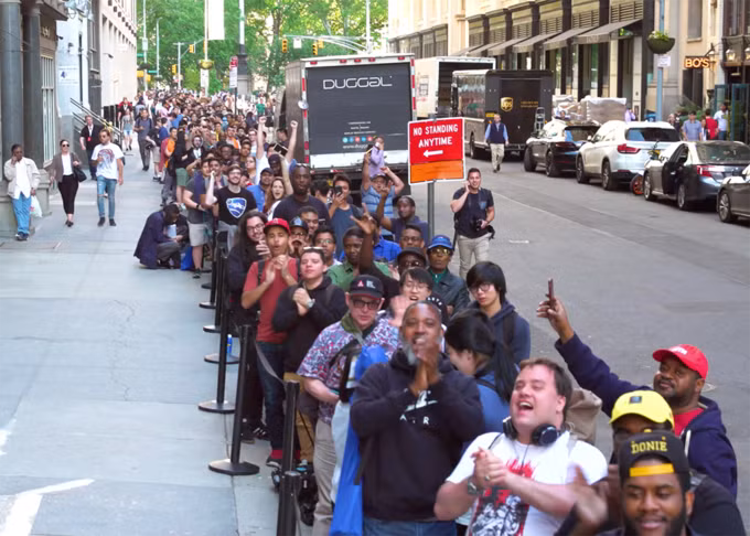 Người Mỹ xếp hàng mua smartphone Trung Quốc ảnh 4