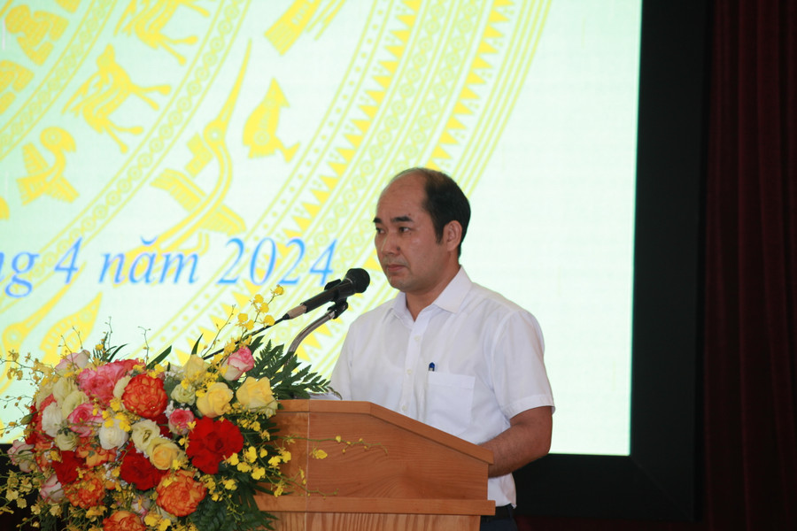 Đại biểu tham luận tại hội nghị. Đại biểu tham luận tại hội nghị.