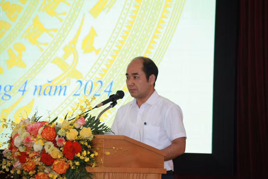 Đại biểu tham luận tại hội nghị.