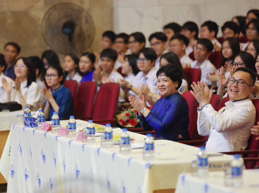 Buổi giao lưu thu hút sự tham gia của các đại biểu cùng hơn 700 học sinh, giáo viên Trường THPT chuyên Hà Nội - Amsterdam. Buổi giao lưu thu hút sự tham gia của các đại biểu cùng hơn 700 học sinh, giáo viên Trường THPT chuyên Hà Nội - Amsterdam.