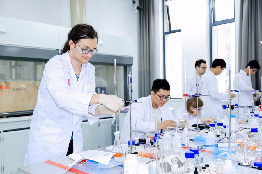 Olympic Hóa học Quốc tế Mendeleev là giải đấu lớn và uy tín nhất thế giới dành cho các nhà Hóa học trẻ.