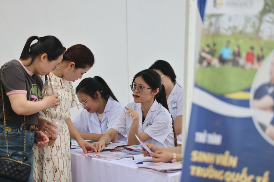 Phụ huynh học sinh tìm hiểu thông tin tuyển sinh của các trường. Phụ huynh học sinh tìm hiểu thông tin tuyển sinh của các trường.