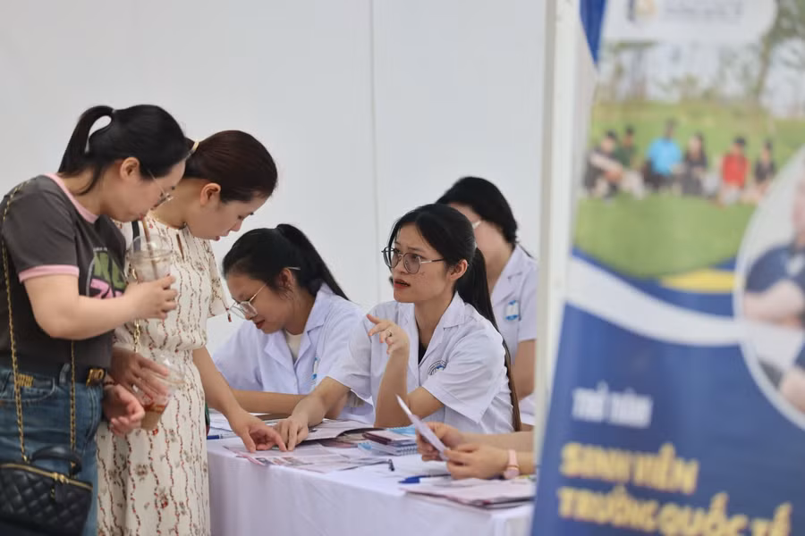 Phụ huynh học sinh tìm hiểu thông tin tuyển sinh của các trường.