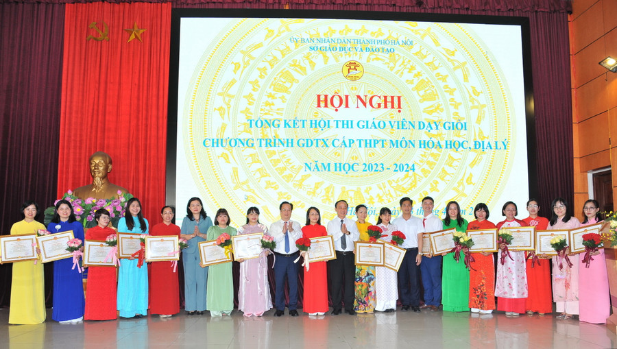 Ban tổ chức chụp ảnh lưu niệm với các giáo viên đoạt giải. Ban tổ chức chụp ảnh lưu niệm với các giáo viên đoạt giải.