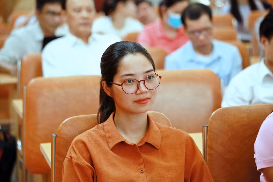 Các giáo viên dự lễ trao thưởng.