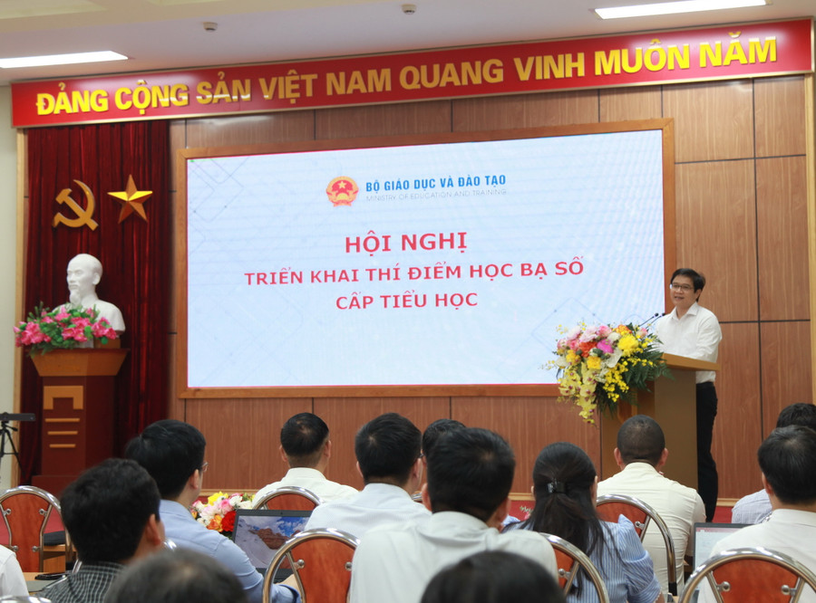 Ông Thái Văn Tài - Vụ trưởng Vụ Giáo dục Tiểu học trình bày báo cáo tại hội nghị.