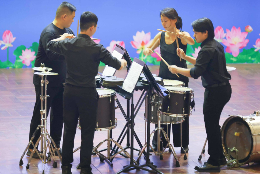 Tứ tấu bộ gõ bản nhạc The Gilded Cage. Tứ tấu bộ gõ bản nhạc The Gilded Cage.