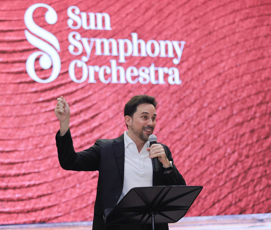 Nghệ sĩ Maestro Olivier Ochanine - Giám đốc Âm nhạc, Nhạc trưởng chính Dàn nhạc Giao hưởng Mặt trời giao lưu cùng thầy trò Trường THPT chuyên Hà Nội - Amsterdam. Nghệ sĩ Maestro Olivier Ochanine - Giám đốc Âm nhạc, Nhạc trưởng chính Dàn nhạc Giao hưởng Mặt trời giao lưu cùng thầy trò Trường THPT chuyên Hà Nội - Amsterdam.