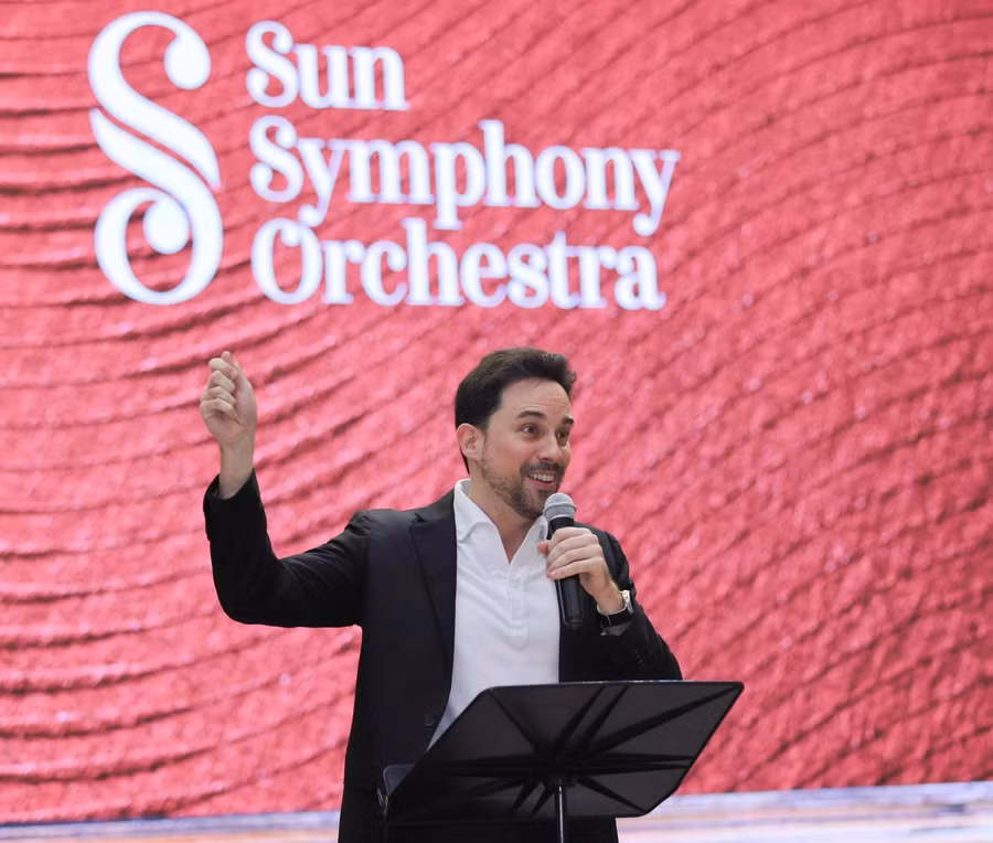 Nghệ sĩ Maestro Olivier Ochanine - Giám đốc Âm nhạc, Nhạc trưởng chính Dàn nhạc Giao hưởng Mặt trời giao lưu cùng thầy trò Trường THPT chuyên Hà Nội - Amsterdam.