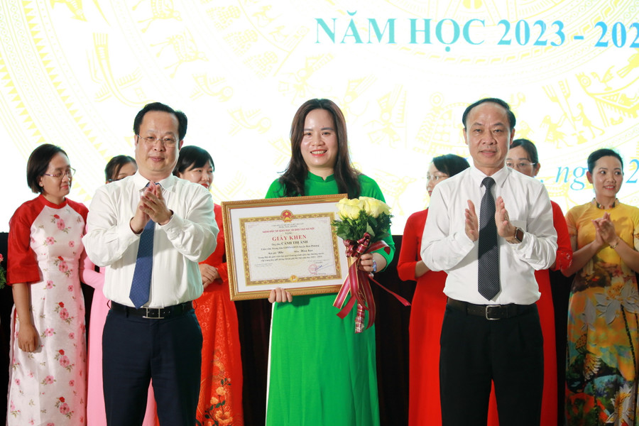 Giám đốc Sở GD&ĐT Hà Nội Trần Thế Cương, Phó Giám đốc Sở GD&ĐT Hà Nội Nguyễn Quang Tuấn trao thưởng cho các giáo viên đoạt giải Nhì. Giám đốc Sở GD&ĐT Hà Nội Trần Thế Cương, Phó Giám đốc Sở GD&ĐT Hà Nội Nguyễn Quang Tuấn trao thưởng cho các giáo viên đoạt giải Nhì.