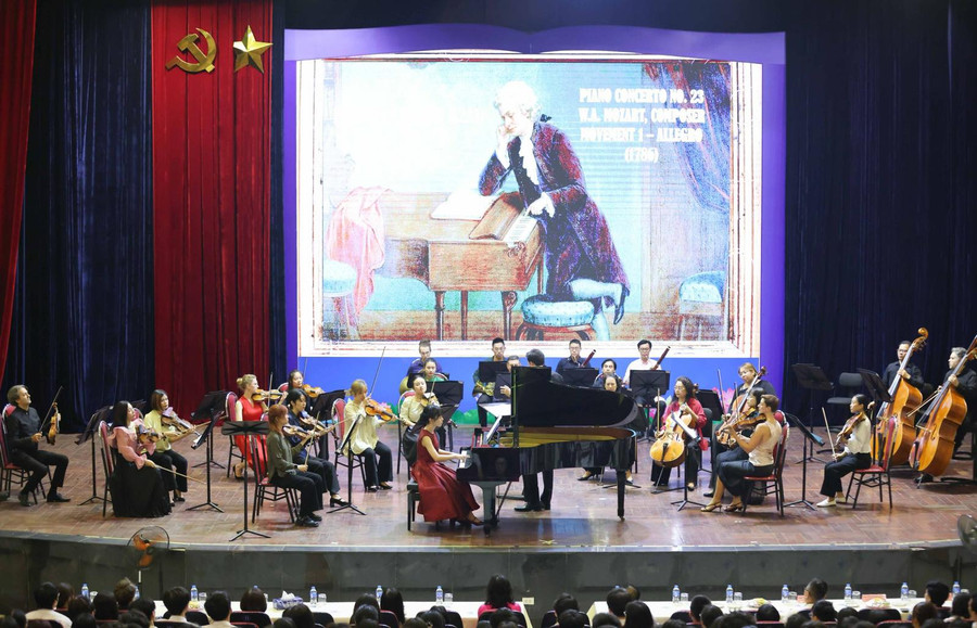 Phần trình diễn bản nhạc Piano Concerto No.23 (W.A.Mozart) của Dàn nhạc Giao hưởng Mặt trời.