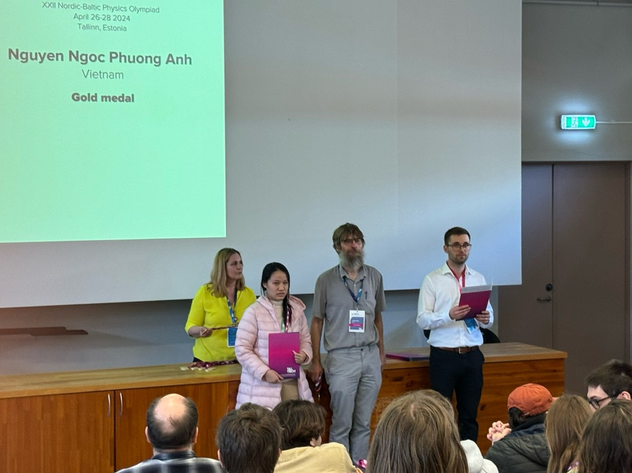 Nguyễn Ngọc Phương Anh nhận huy chương Vàng cùng giấy khen từ Ban tổ chức.