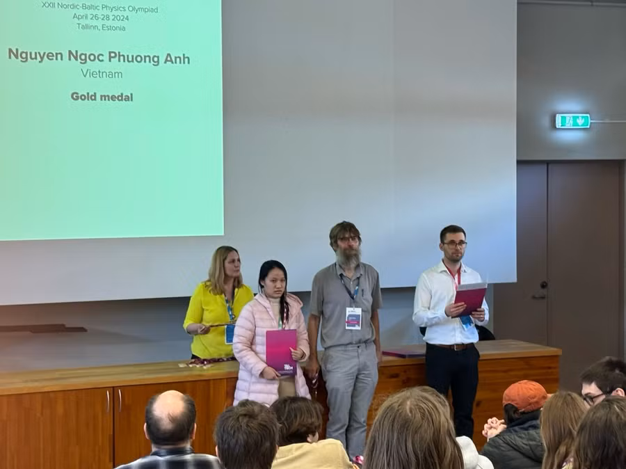 Nguyễn Ngọc Phương Anh nhận huy chương Vàng cùng giấy khen từ Ban tổ chức.