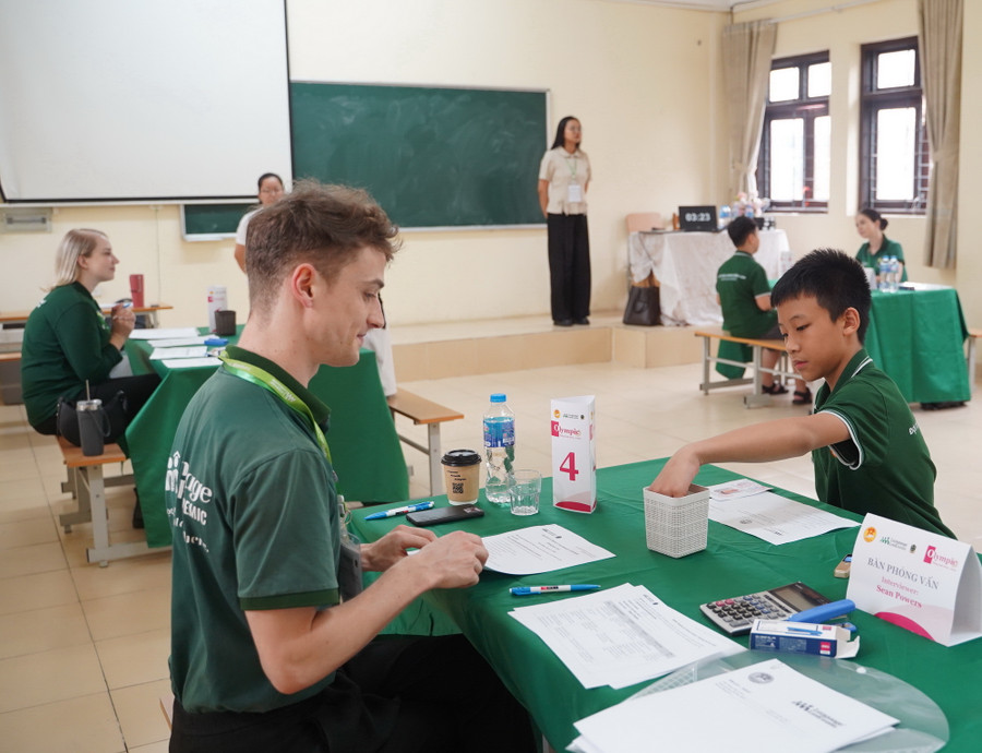 Thí sinh trải nghiệm hình thức thi phỏng vấn trực tiếp với giám khảo là giáo viên bản ngữ. Thí sinh trải nghiệm hình thức thi phỏng vấn trực tiếp với giám khảo là giáo viên bản ngữ.