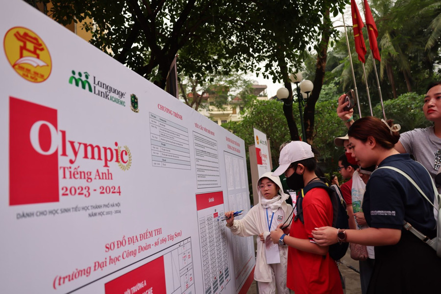 Thí sinh xem số báo danh trước khi vào phòng thi. Thí sinh xem số báo danh trước khi vào phòng thi.