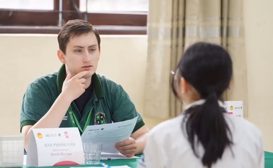 Olympic Tiếng Anh dành cho học sinh Tiểu học và THCS thành phố Hà Nội là cuộc thi duy nhất được thiết kế theo tiêu chuẩn khảo thí quốc tế đánh giá toàn diện 4 kỹ năng Tiếng Anh gồm: Nghe - Nói - Đọc - Viết.