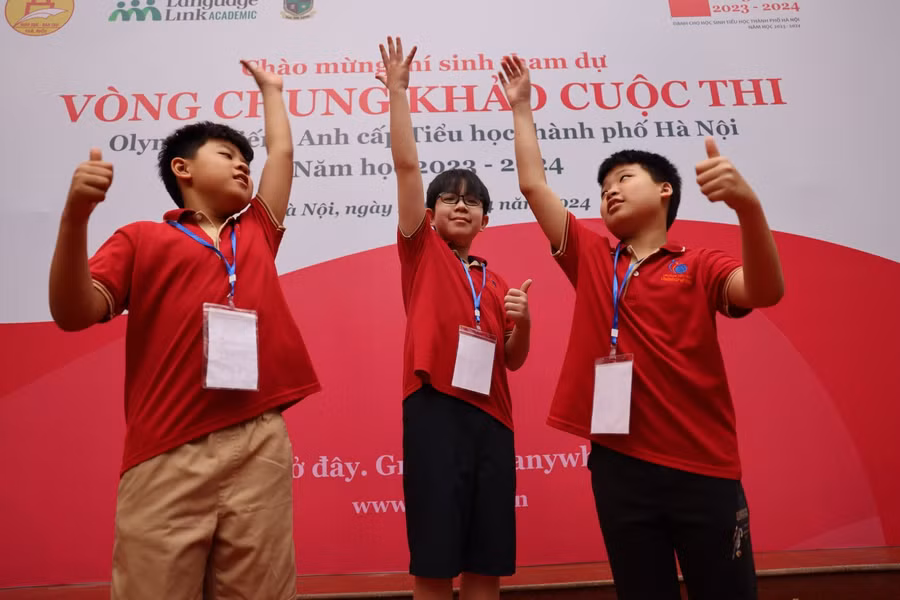 Học sinh tự tin trước giờ thi.