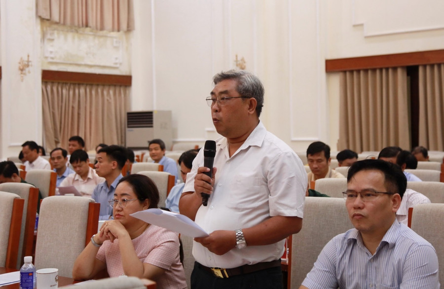 Đại biểu tham luận tại hội nghị.