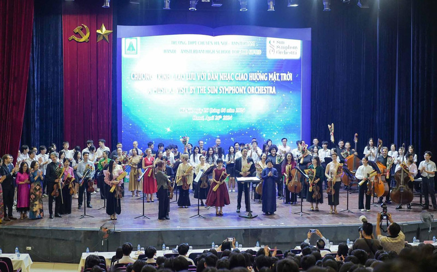 Ban giám hiệu Trường THPT chuyên Hà Nội - Amsterdam tặng hoa chúc mừng Dàn nhạc Giao hưởng Mặt trời sau buổi giao lưu. Ban giám hiệu Trường THPT chuyên Hà Nội - Amsterdam tặng hoa chúc mừng Dàn nhạc Giao hưởng Mặt trời sau buổi giao lưu.