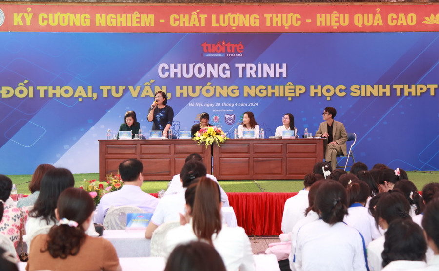 Các chuyên gia tư vấn tuyển sinh, giải đáp thắc mắc cho các thí sinh. Các chuyên gia tư vấn tuyển sinh, giải đáp thắc mắc cho các thí sinh.