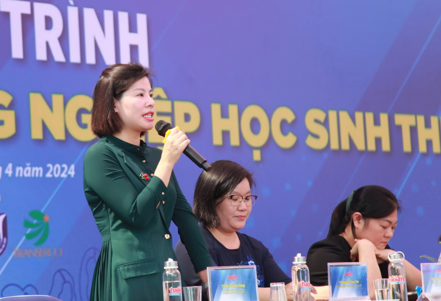 TS Đỗ Thị Vân Dung, giảng viên Trường Đại học Thủ đô Hà Nội giải đáp thắc mắc cho các thí sinh. TS Đỗ Thị Vân Dung, giảng viên Trường Đại học Thủ đô Hà Nội giải đáp thắc mắc cho các thí sinh.