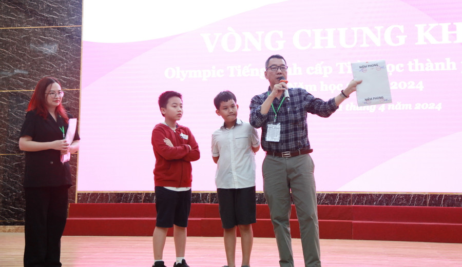 Học sinh dự thi vòng chung khảo cùng đại diện Sở GD&ĐT Hà Nội kiểm tra niêm phong đề thi. Học sinh dự thi vòng chung khảo cùng đại diện Sở GD&ĐT Hà Nội kiểm tra niêm phong đề thi.