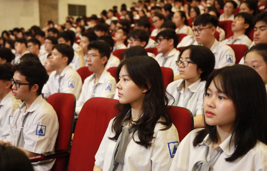 Các em học sinh hào hứng tham gia buổi giao lưu. Các em học sinh hào hứng tham gia buổi giao lưu.