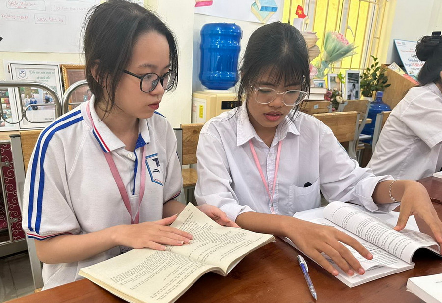 Nhiều học sinh tận dụng thời gian nghỉ lễ để ôn thi. Nhiều học sinh tận dụng thời gian nghỉ lễ để ôn thi.