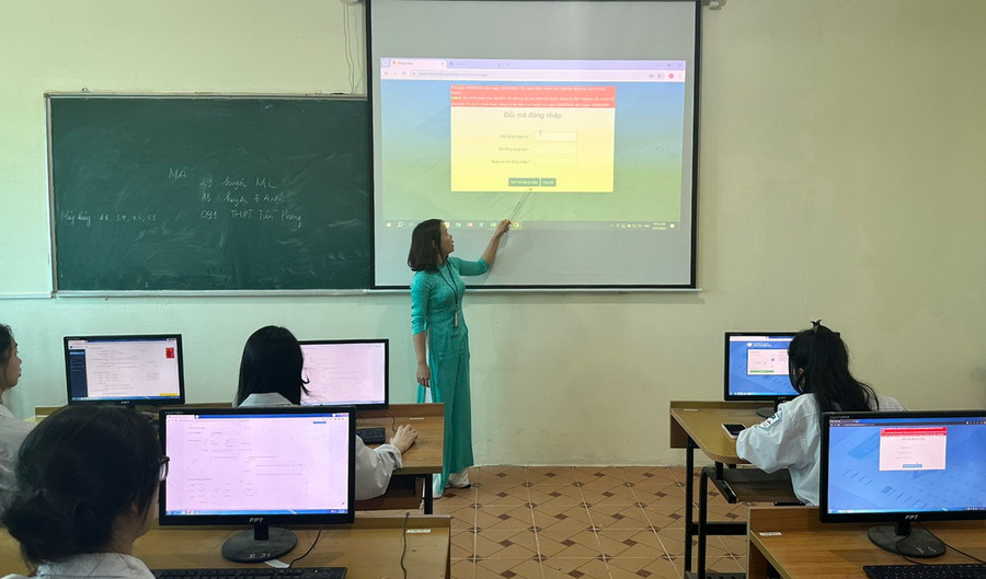Giáo viên chủ nhiệm và giáo viên phụ trách công nghệ thông tin sẵn sàng hỗ trợ học sinh trong quá trình đăng ký. Giáo viên chủ nhiệm và giáo viên phụ trách công nghệ thông tin sẵn sàng hỗ trợ học sinh trong quá trình đăng ký.