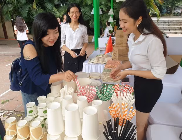 Các sản phẩm thân thiện với môi trường, dễ phân huỷ được người dân quan tâm.