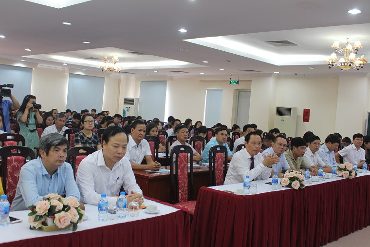 Các đại biểu, báo cáo viên cùng thầy cô giáo, học viên Học viện BC&TT tham dự khai giảng lớp bồi dưỡng.