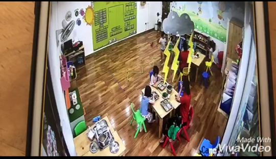 Hình ảnh cắt từ video được camera Cơ sở giáo dục mầm non Maple Bear Westlake Point ghi lại. Hình ảnh cắt từ video được camera Cơ sở giáo dục mầm non Maple Bear Westlake Point ghi lại.