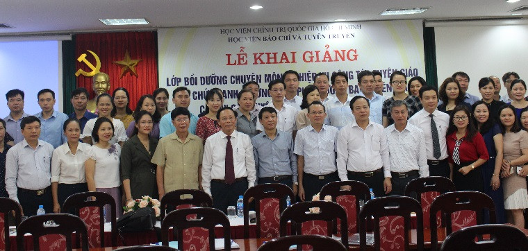 Các đại biểu, báo cáo viên, thầy cô giáo và các học viên Học viện BC&TT chụp ảnh lưu niệm.