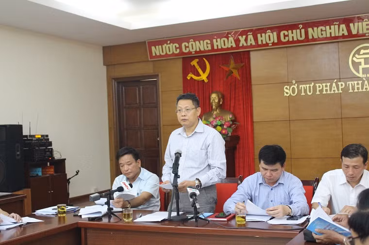 Phó Giám đốc Sở Xây dựng Hoàng Cao Thắng thông tin tại buổi giao ban báo chí.