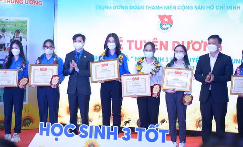 Đại diện Bộ Giáo dục và Đào tạo và Trung ương Đoàn trao tặng danh hiệu "Học sinh 3 tốt".