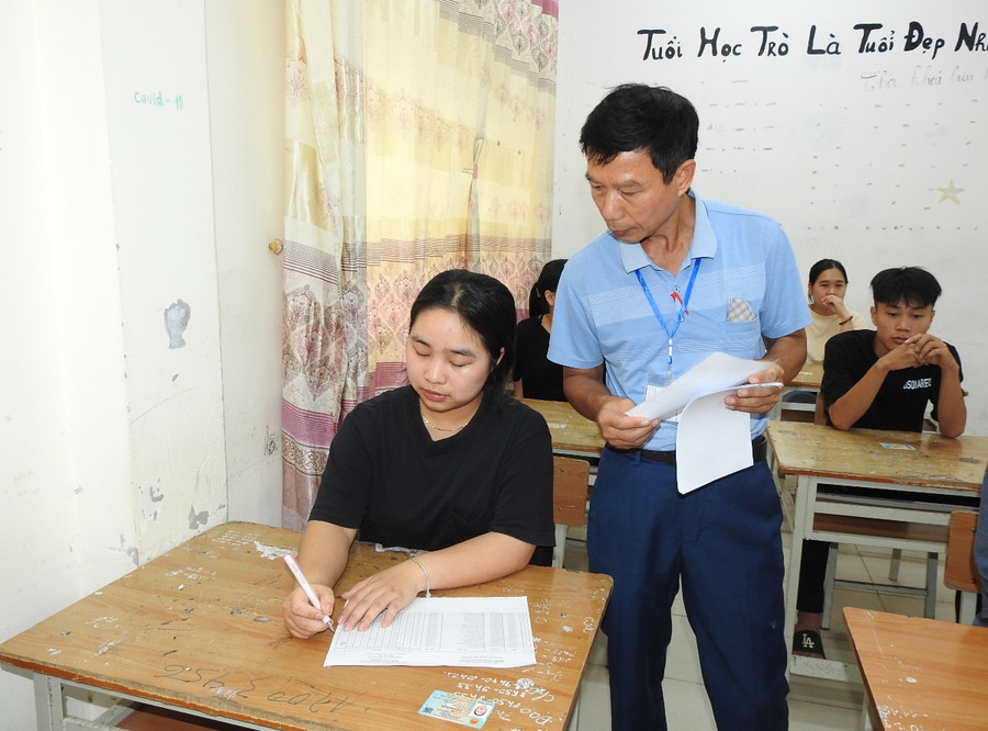 Giám thị hỗ trợ, hướng dẫn thí sinh kiểm tra lại thông tin, tránh sai sót khi bước vào kỳ thi. Giám thị hỗ trợ, hướng dẫn thí sinh kiểm tra lại thông tin, tránh sai sót khi bước vào kỳ thi.