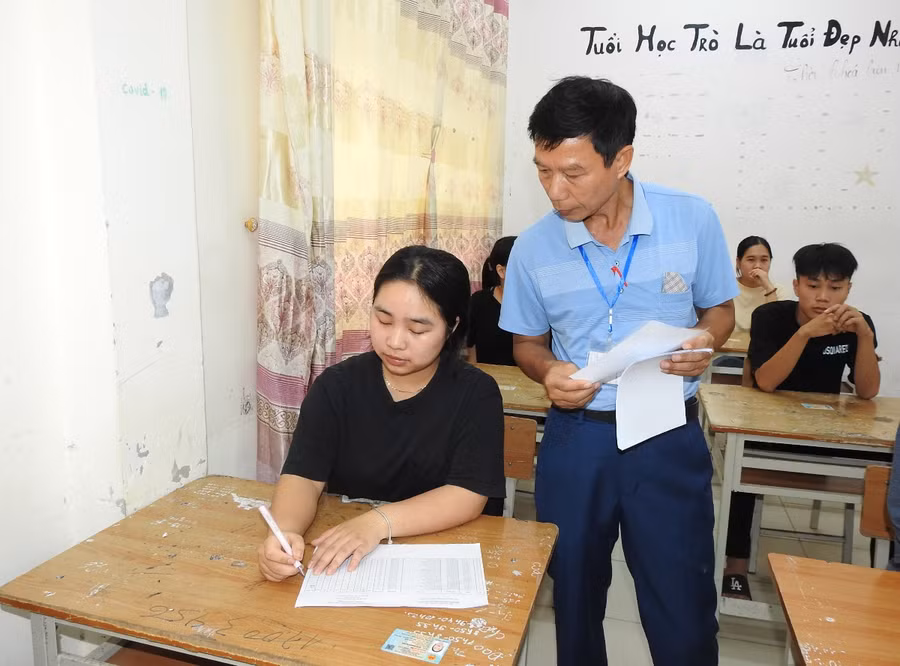 Giám thị hỗ trợ, hướng dẫn thí sinh kiểm tra lại thông tin, tránh sai sót khi bước vào kỳ thi.