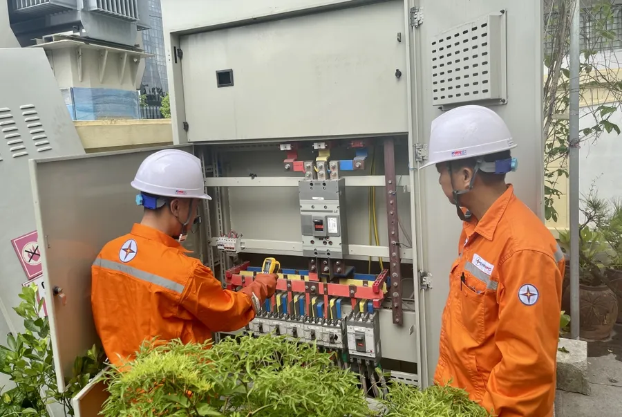 Công nhân Điện lực TP Hạ Long kiểm tra tình trạng vận hành của máy biến áp cấp điện cho Trường THPT Hòn Gai.