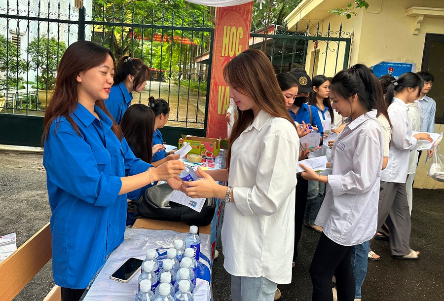 Ngoài các suất cơm miễn phí cho học sinh có hoàn cảnh khó khăn. Tại các điểm thi đều được phát nước miễn phí cho thí sinh. Ngoài các suất cơm miễn phí cho học sinh có hoàn cảnh khó khăn. Tại các điểm thi đều được phát nước miễn phí cho thí sinh.