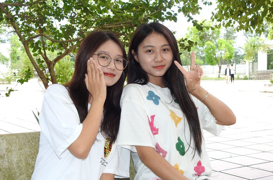 Trước khi làm thủ tục vào phòng thi, em Hoàng Thùy Trang và Phạm Thùy Chi chia sẻ, cảm thấy lo lắng, hồi hộp, nhưng cả hai em rất quyết tâm cho kỳ thi lần này. Cả hai đều có ước mơ trở thành cô giáo. “Em đăng ký nguyện vọng vào Trường Đại học Sư phạm Hà Nội. Với năng lực hiện tại, em nghĩ mình sẽ làm được 26 đến 27 điểm cho 3 môn khối C”, Thùy Trang nói. Trước khi làm thủ tục vào phòng thi, em Hoàng Thùy Trang và Phạm Thùy Chi chia sẻ, cảm thấy lo lắng, hồi hộp, nhưng cả hai em rất quyết tâm cho kỳ thi lần này. Cả hai đều có ước mơ trở thành cô giáo. “Em đăng ký nguyện vọng vào Trường Đại học Sư phạm Hà Nội. Với năng lực hiện tại, em nghĩ mình sẽ làm được 26 đến 27 điểm cho 3 môn khối C”, Thùy Trang nói.