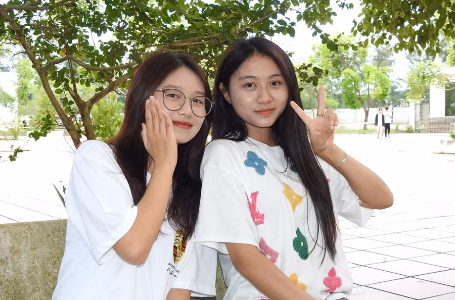 Trước khi làm thủ tục vào phòng thi, em Hoàng Thùy Trang và Phạm Thùy Chi chia sẻ, cảm thấy lo lắng, hồi hộp, nhưng cả hai em rất quyết tâm cho kỳ thi lần này. Cả hai đều có ước mơ trở thành cô giáo. “Em đăng ký nguyện vọng vào Trường Đại học Sư phạm Hà Nội. Với năng lực hiện tại, em nghĩ mình sẽ làm được 26 đến 27 điểm cho 3 môn khối C”, Thùy Trang nói.