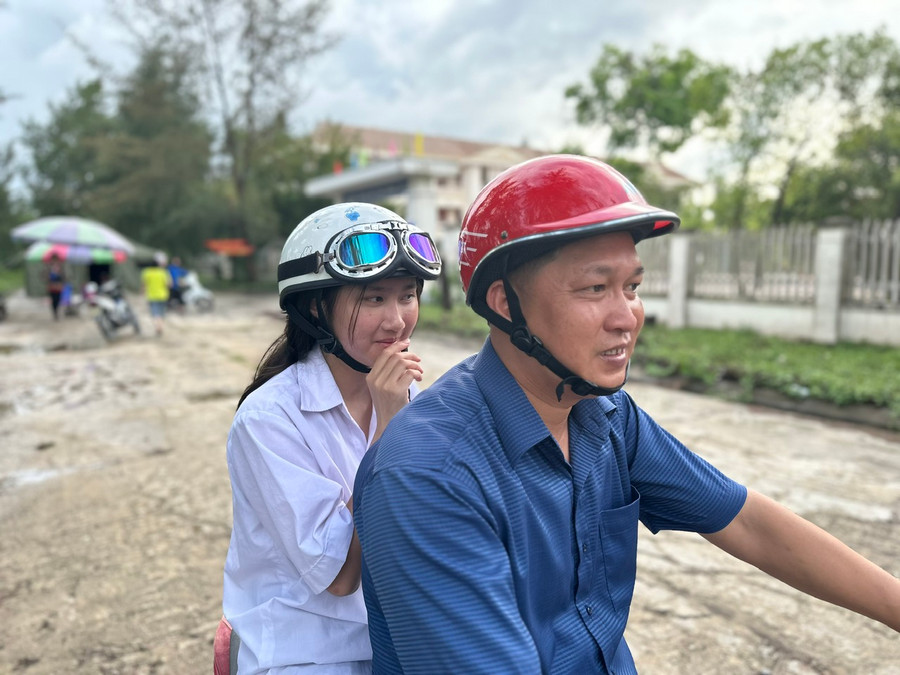 Hà Anh vui vẻ khi bố đến đón, sau khi kết thúc môn Toán. Hà Anh vui vẻ khi bố đến đón, sau khi kết thúc môn Toán.